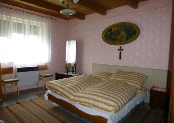 Vidiecky dom s veľkým pozemkom v peknom prostredí.