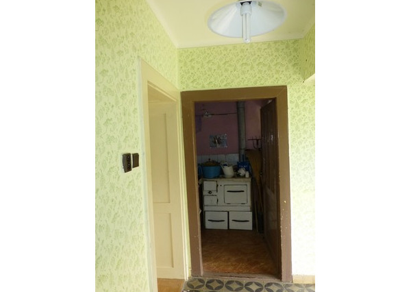 Vidiecky dom s veľkým pozemkom v peknom prostredí.