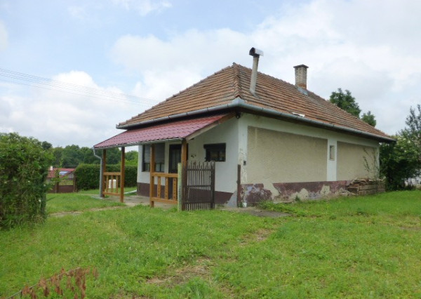 Vidiecky dom s veľkým pozemkom v peknom prostredí.