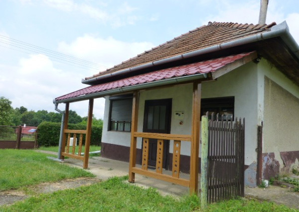 Vidiecky dom s veľkým pozemkom v peknom prostredí.