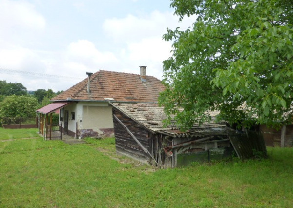 Vidiecky dom s veľkým pozemkom v peknom prostredí.