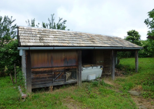 Vidiecky dom s veľkým pozemkom v peknom prostredí.