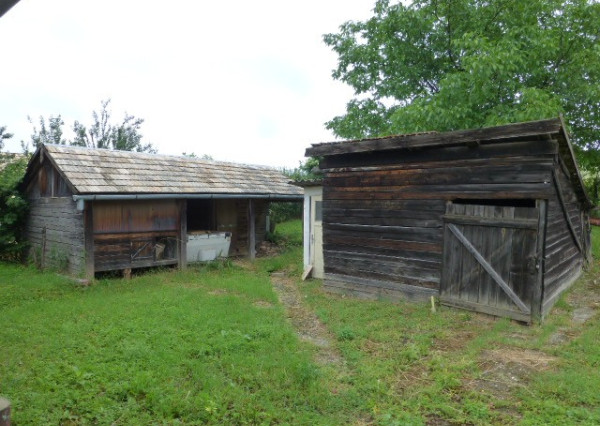 Vidiecky dom s veľkým pozemkom v peknom prostredí.