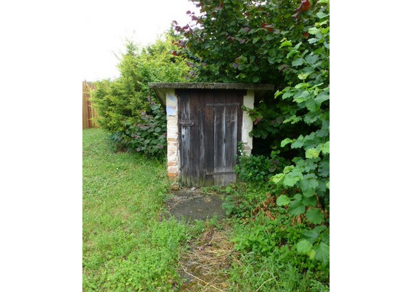 Vidiecky dom s veľkým pozemkom v peknom prostredí.