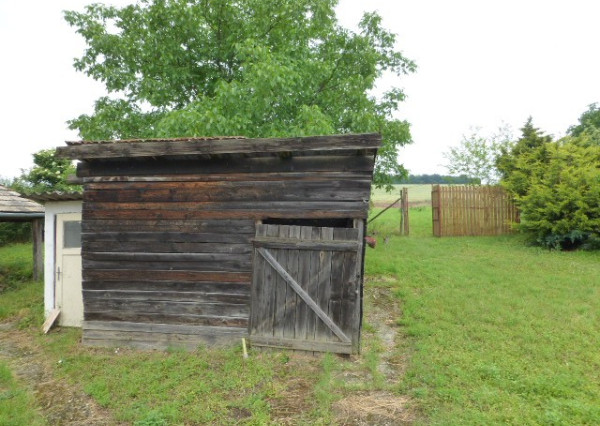 Vidiecky dom s veľkým pozemkom v peknom prostredí.