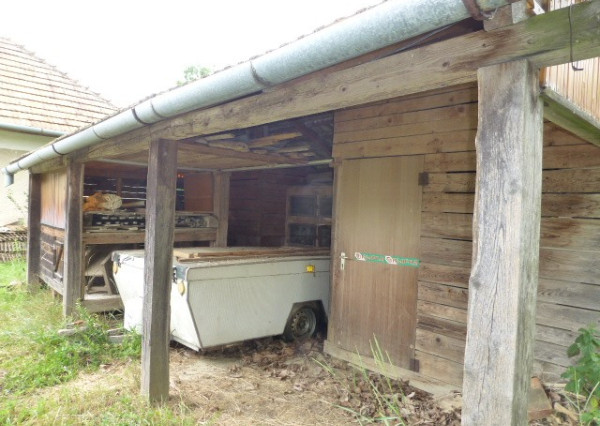 Vidiecky dom s veľkým pozemkom v peknom prostredí.