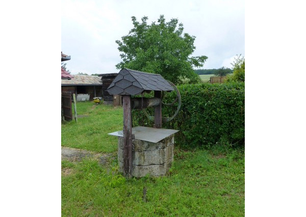 Vidiecky dom s veľkým pozemkom v peknom prostredí.