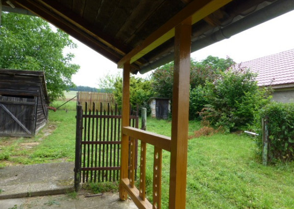 Vidiecky dom s veľkým pozemkom v peknom prostredí.