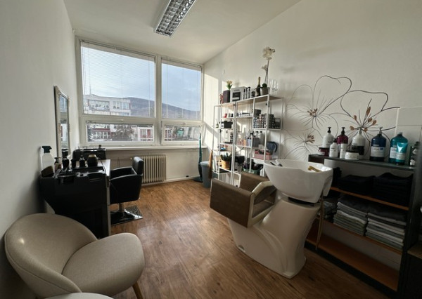 Plne vybavený kadernícky priestor - podnájom – Račianska ul.