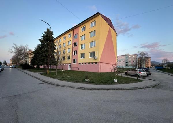 Priestranný 4-izbový byt s lodžiou – 105,6 m², Športová ul.