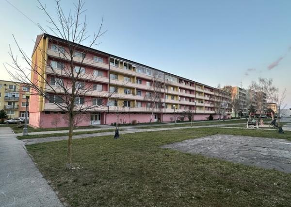 Priestranný 4-izbový byt s lodžiou – 105,6 m², Športová ul.