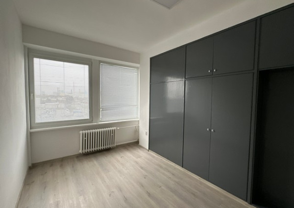 Kancelárske priestory s umývadlom na prenájom - od 18 m2, Bojnická ul.