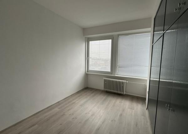 Kancelárske priestory s umývadlom na prenájom - od 18 m2, Bojnická ul.