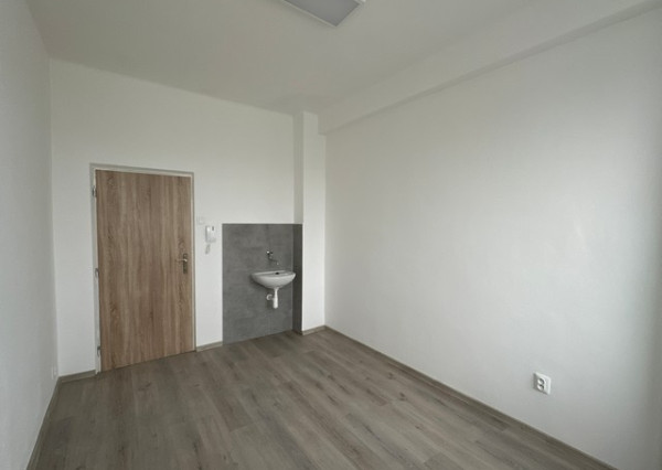 Kancelárske priestory s umývadlom na prenájom - od 18 m2, Bojnická ul.