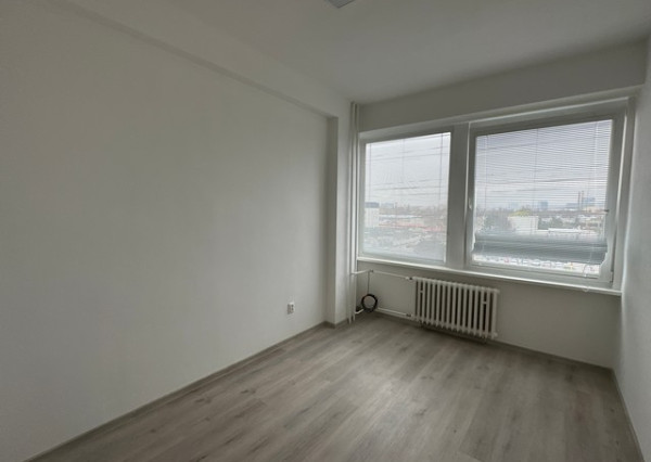 Kancelárske priestory s umývadlom na prenájom - od 18 m2, Bojnická ul.