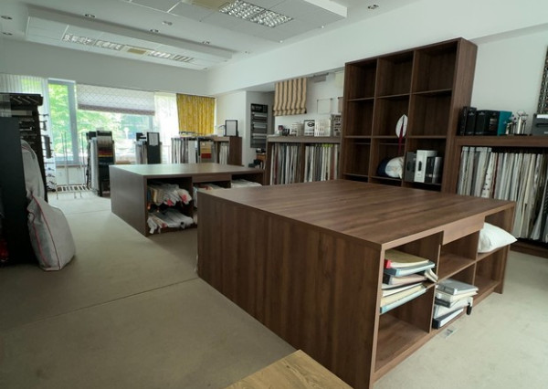 Obchodný priestor s parkovaním na prenájom - 210 m2, ul. Kozia