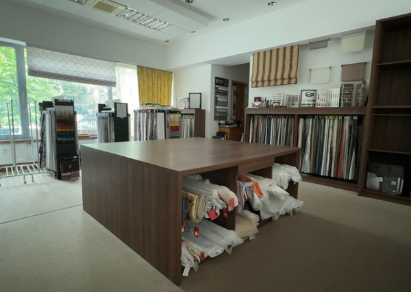 Obchodný priestor s parkovaním na prenájom - 210 m2, ul. Kozia