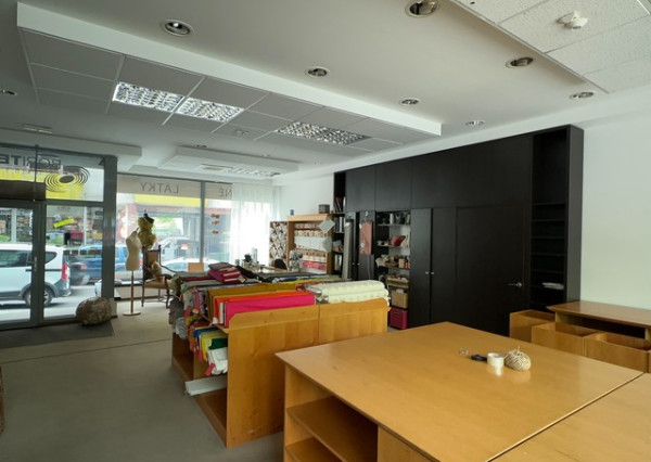 Obchodný priestor s parkovaním na prenájom - 210 m2, ul. Kozia