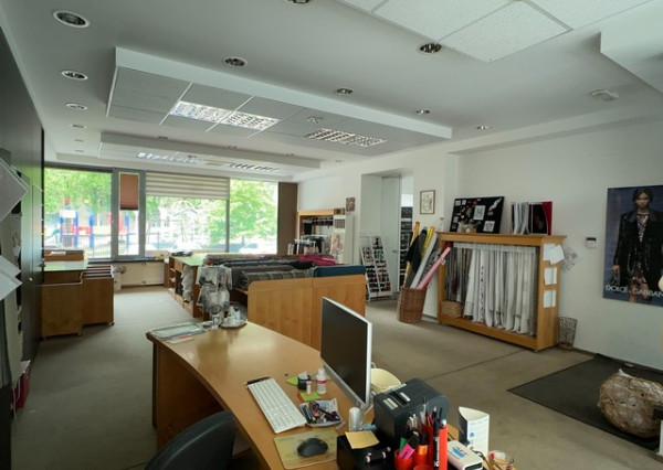 Obchodný priestor s parkovaním na prenájom - 210 m2, ul. Kozia