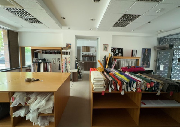 Obchodný priestor s parkovaním na prenájom - 210 m2, ul. Kozia