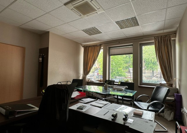 Obchodný priestor s parkovaním na prenájom - 210 m2, ul. Kozia