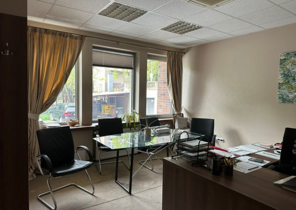 Obchodný priestor s parkovaním na prenájom - 210 m2, ul. Kozia