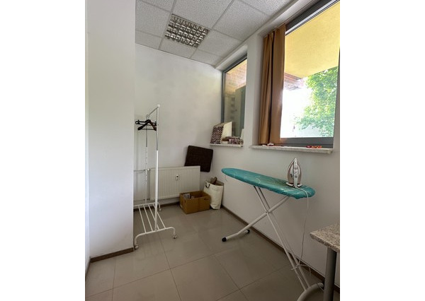 Obchodný priestor s parkovaním na prenájom - 210 m2, ul. Kozia