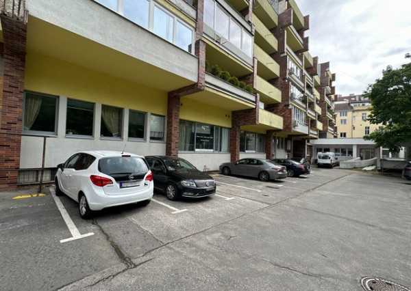 Obchodný priestor s parkovaním na prenájom - 210 m2, ul. Kozia