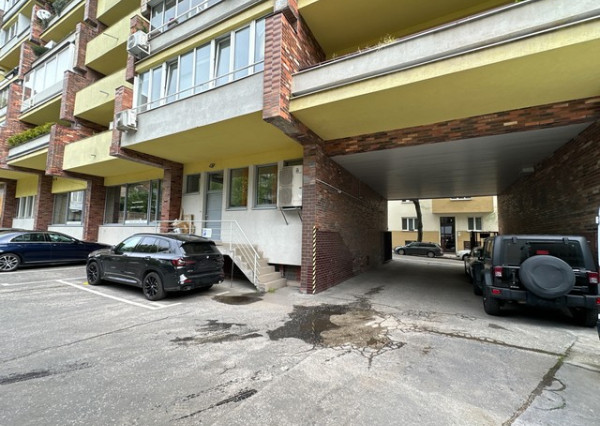Obchodný priestor s parkovaním na prenájom - 210 m2, ul. Kozia