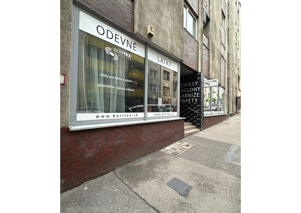 Obchodný priestor s parkovaním na prenájom - 210 m2, ul. Kozia