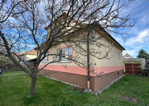 Podpivničený 3i dom s veľkým pozemkom vo Vajnoroch