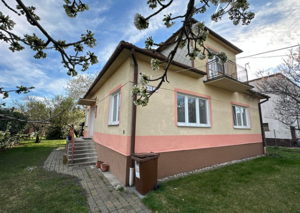 Podpivničený 3i dom s veľkým pozemkom vo Vajnoroch