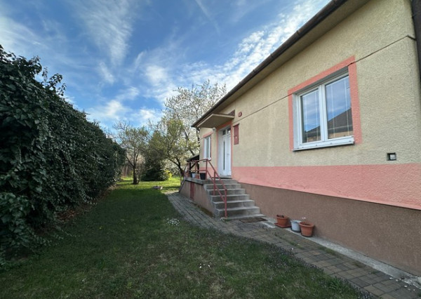 Podpivničený 3i dom s veľkým pozemkom vo Vajnoroch