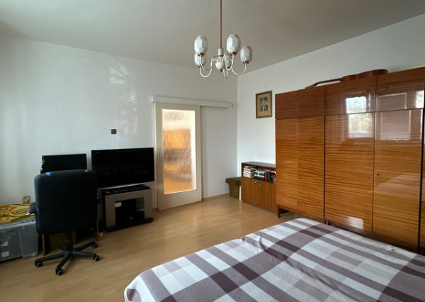 Podpivničený 3i dom s veľkým pozemkom vo Vajnoroch