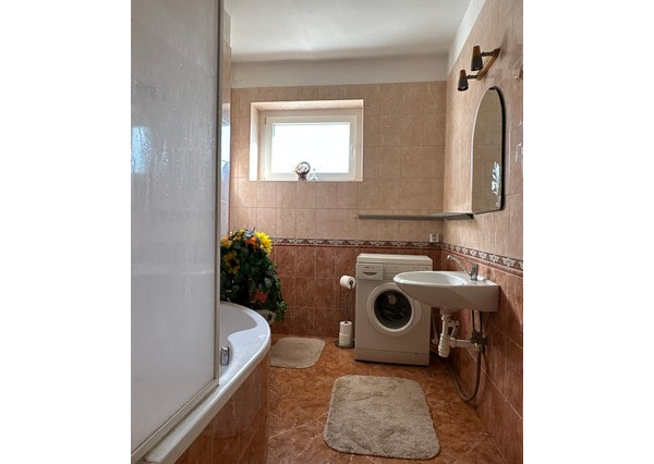 Podpivničený 3i dom s veľkým pozemkom vo Vajnoroch