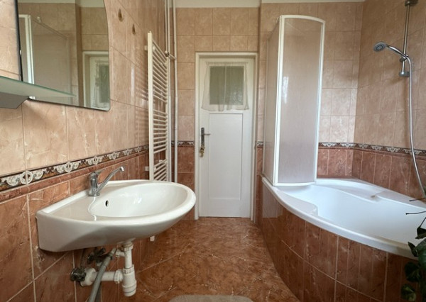 Podpivničený 3i dom s veľkým pozemkom vo Vajnoroch