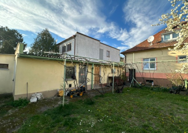 Podpivničený 3i dom s veľkým pozemkom vo Vajnoroch