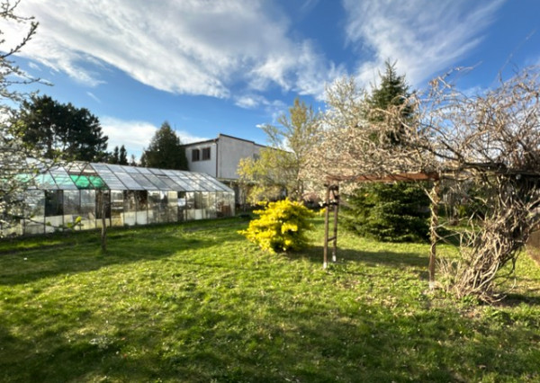 Podpivničený 3i dom s veľkým pozemkom vo Vajnoroch