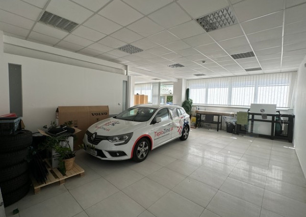 Obchodno-servisný priestor na prenájom – 72 m2, Bajkalská ul.
