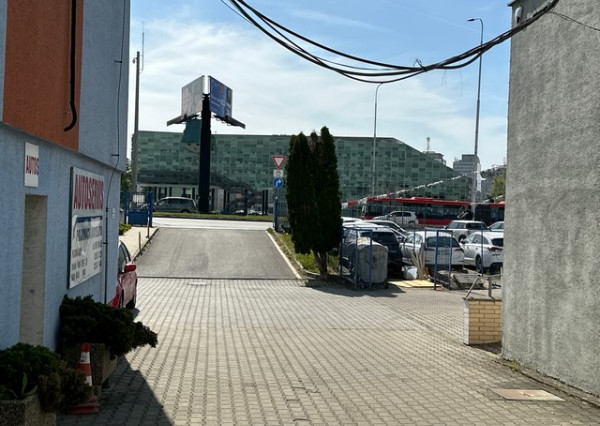 Obchodno-servisný priestor na prenájom – 72 m2, Bajkalská ul.