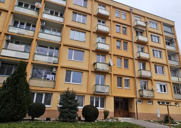 Na prenájom 2 izbový byt blízko centra Piešťan