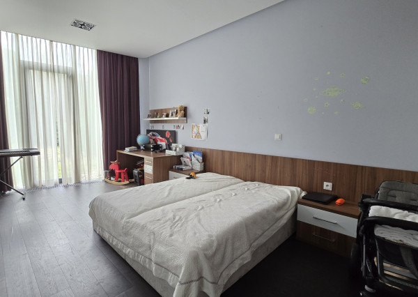 Luxusná dizajnová vila v Lozorne s bazénom a kinom