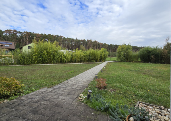 Luxusná dizajnová vila v Lozorne s bazénom a kinom