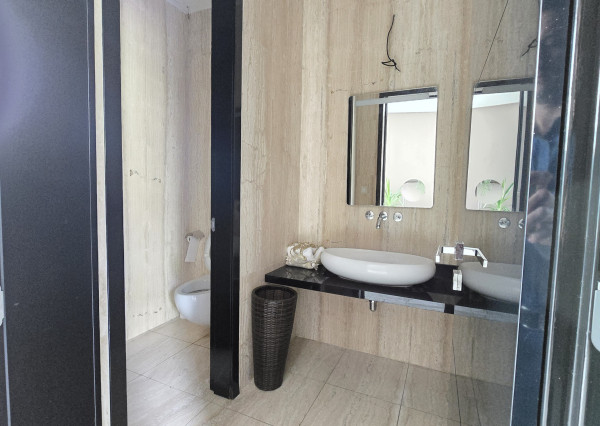 Luxusná dizajnová vila v Lozorne s bazénom a kinom