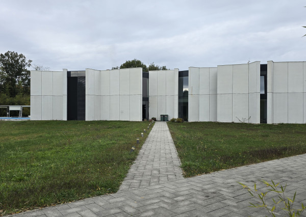 Luxusná dizajnová vila v Lozorne s bazénom a kinom