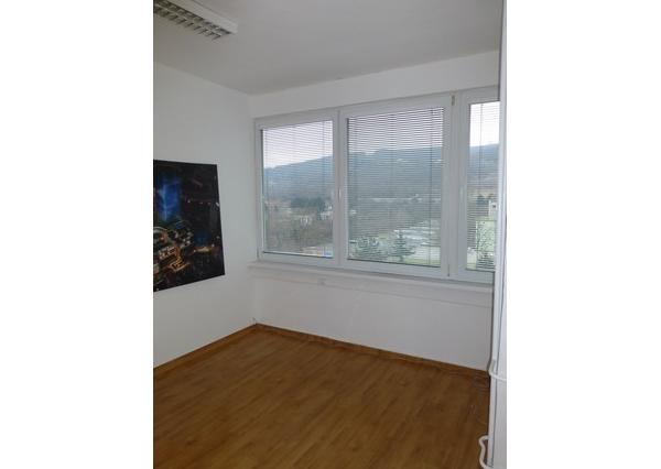 Trojkancelária s parkovacím miestom zdarma - 44,36 m2