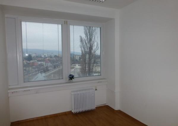 Trojkancelária s parkovacím miestom zdarma - 44,36 m2
