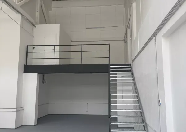 Moderná hala s kanceláriami v komplexe VARIO 37 na prenájom