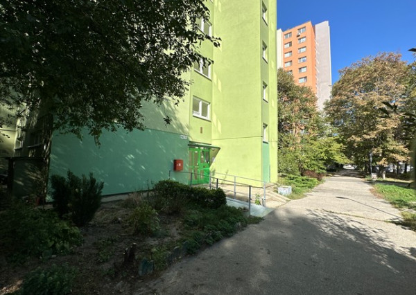 3-izbový byt v pôvodnom stave, lodžia, pivnica - 69 m2, ul. Mamateyova