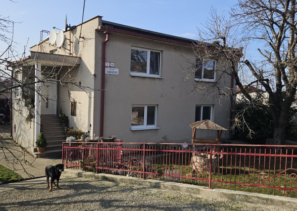 Priestranný rodinný dom s potenciálom dvojgeneračného bývania – Sokolovce pri Piešťanoch